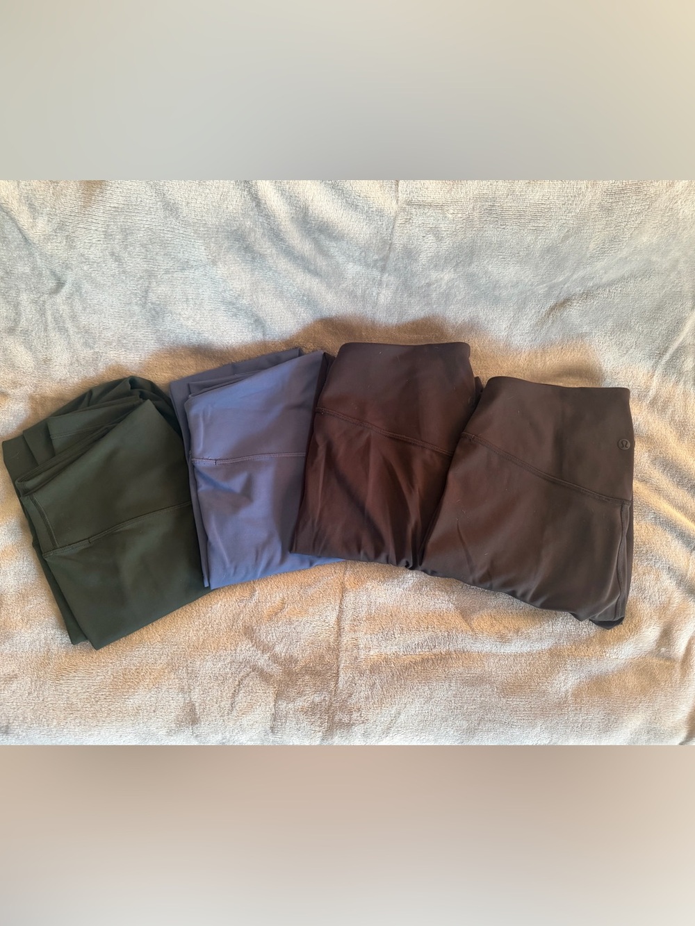 Bundle of 4 Lululemon Align HR leggings.